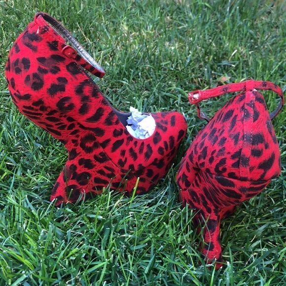 2- RED Leopard Synthetic Suede Print . Gravity Heel Less. Extremely Comfort… - Picture 5 of 8
